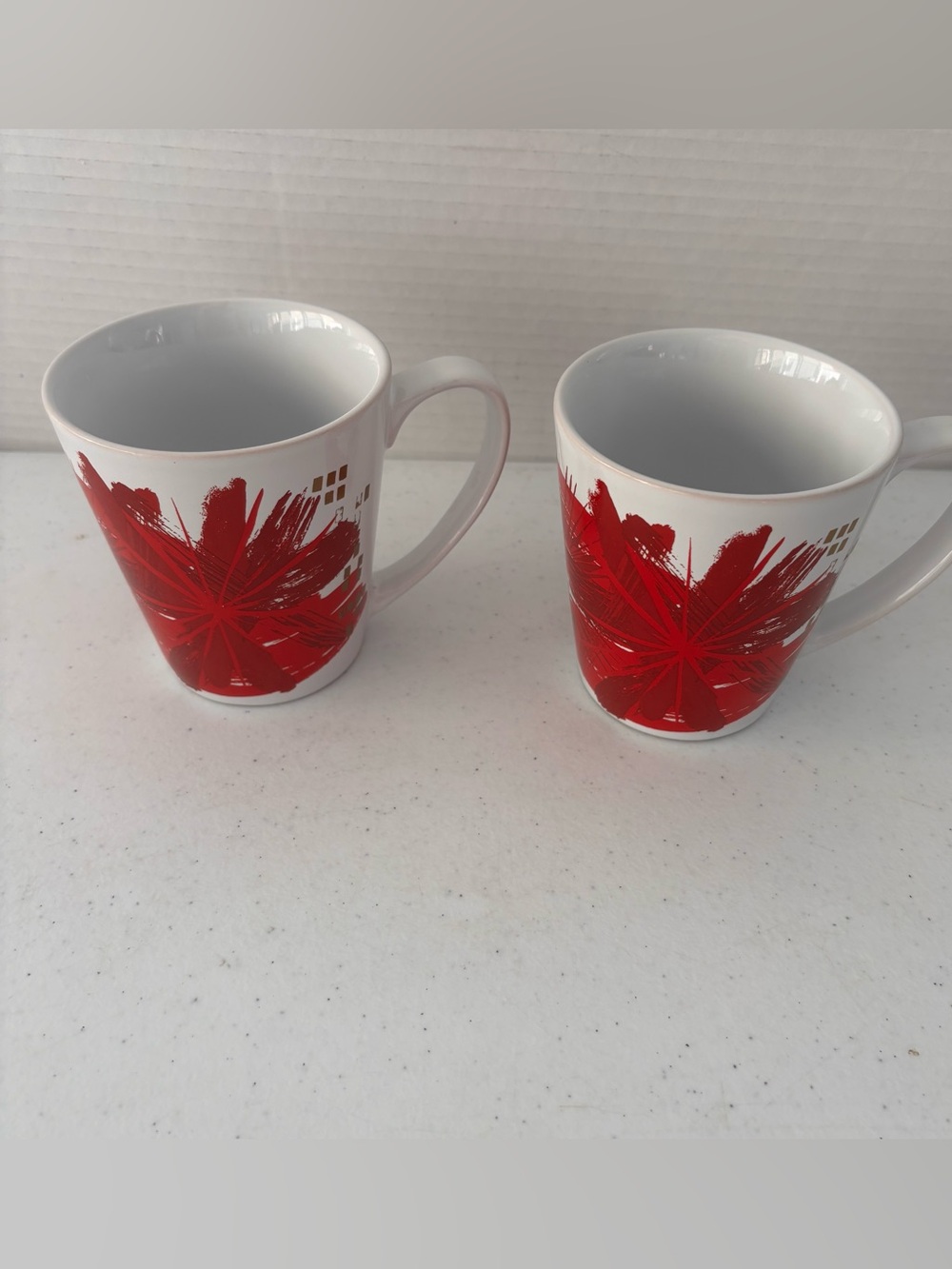 Starbucks Christmas Coffee Mug 2014 Red Poinsettia Starburst Holiday Set of 2